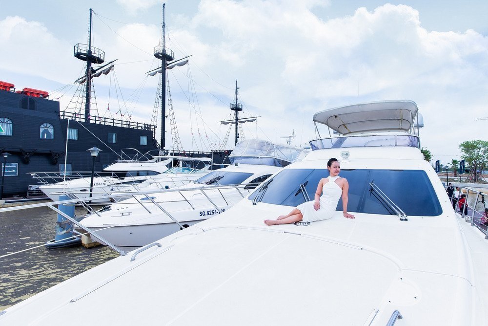 du thuyền hạng sang riva aquariva super cập bến aqua city