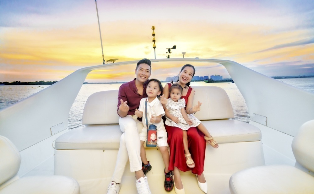 quốc cơ diễn xiếc cùng hai con ở quảng trường aqua marina