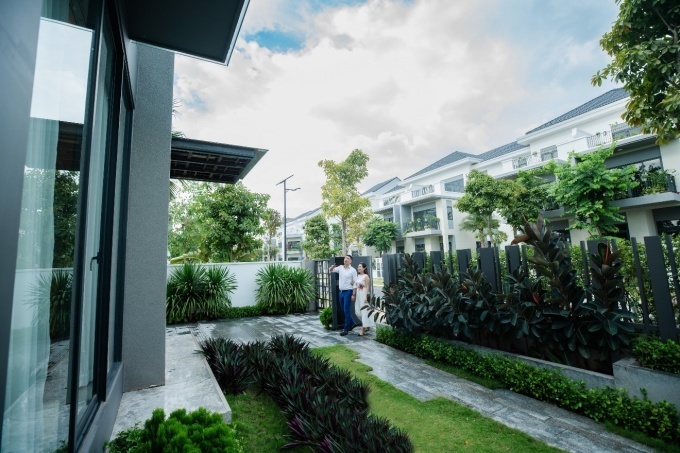 bình minh, anh thơ trốn con hẹn hò tại aqua city