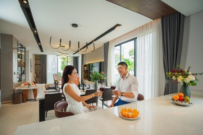 bình minh, anh thơ trốn con hẹn hò tại aqua city