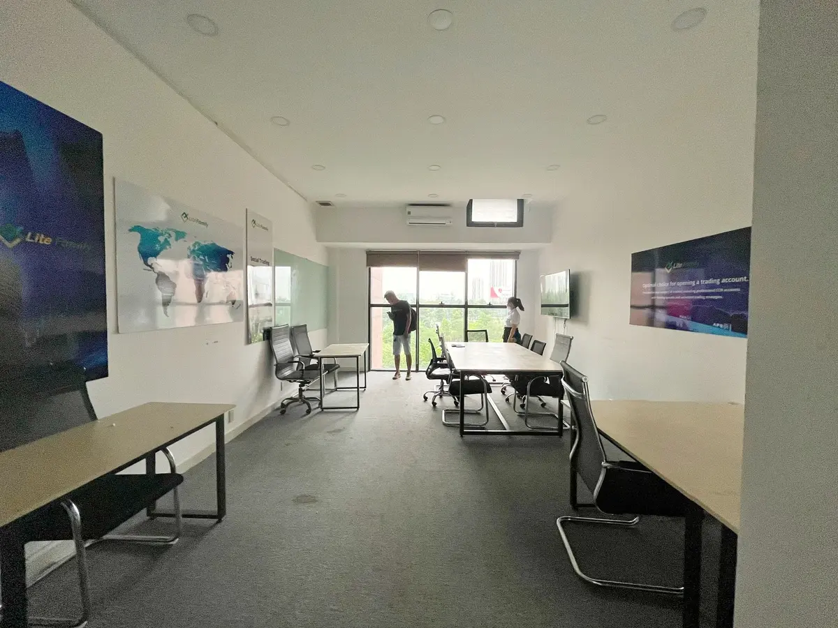 The Sun Avenue cho thuê văn phòng 40m2 sẵn bàn ghế giá thuê 9,5 triệu