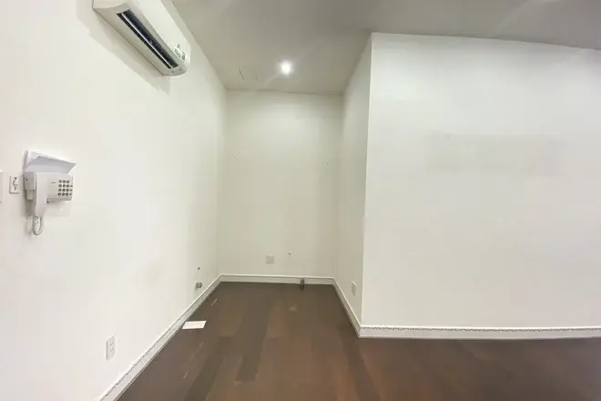 Văn phòng 41m2 cho thuê giá 9 triệu/ tháng lót sàn gỗ full căn sẵn key xem nhà