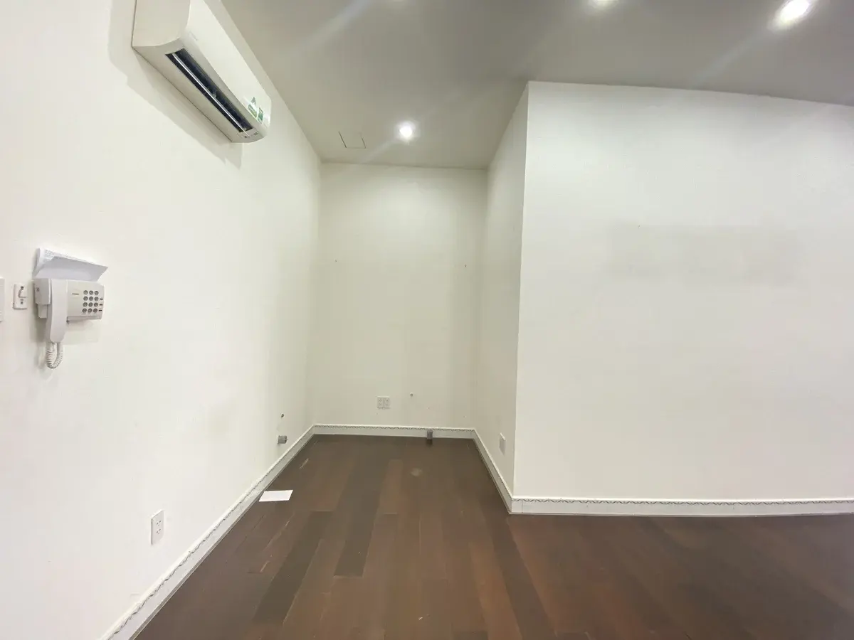 Văn phòng 41m2 cho thuê giá 9 triệu/ tháng lót sàn gỗ full căn sẵn key xem nhà