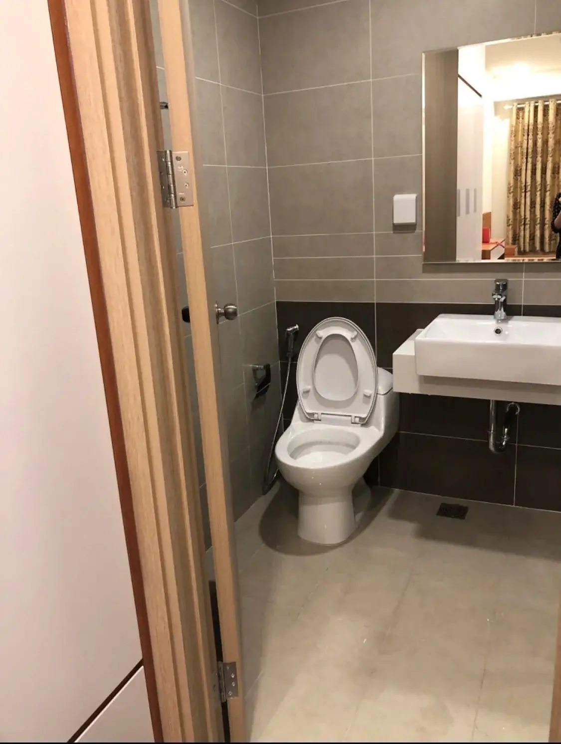 Cho thuê căn hộ 2pn nội thất dính tường giá 14 triệu 75m2 tầng cao mát