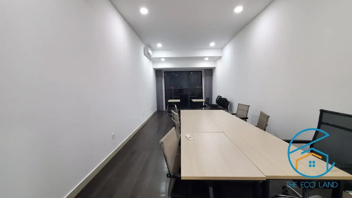 Văn phòng The Sun Quận 2 cho thuê 10 triệu/tháng đã setup bàn ghế văn phòng