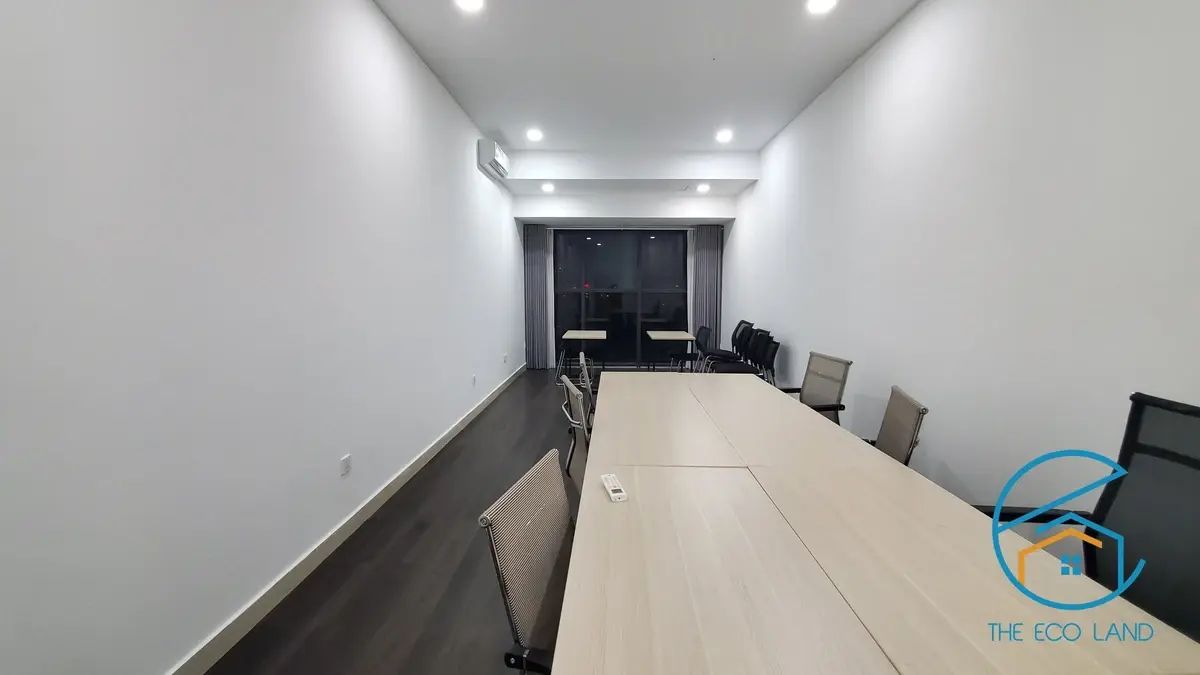 Văn phòng The Sun Quận 2 cho thuê 10 triệu/tháng đã setup bàn ghế văn phòng