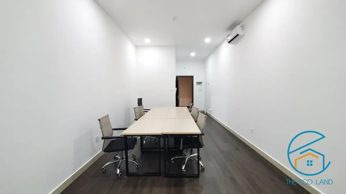 Văn phòng The Sun Quận 2 cho thuê 10 triệu/tháng đã setup bàn ghế văn phòng