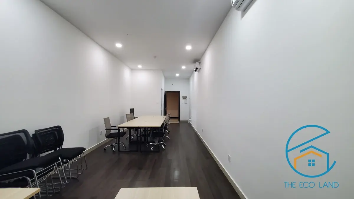 Văn phòng The Sun Quận 2 cho thuê 10 triệu/tháng đã setup bàn ghế văn phòng