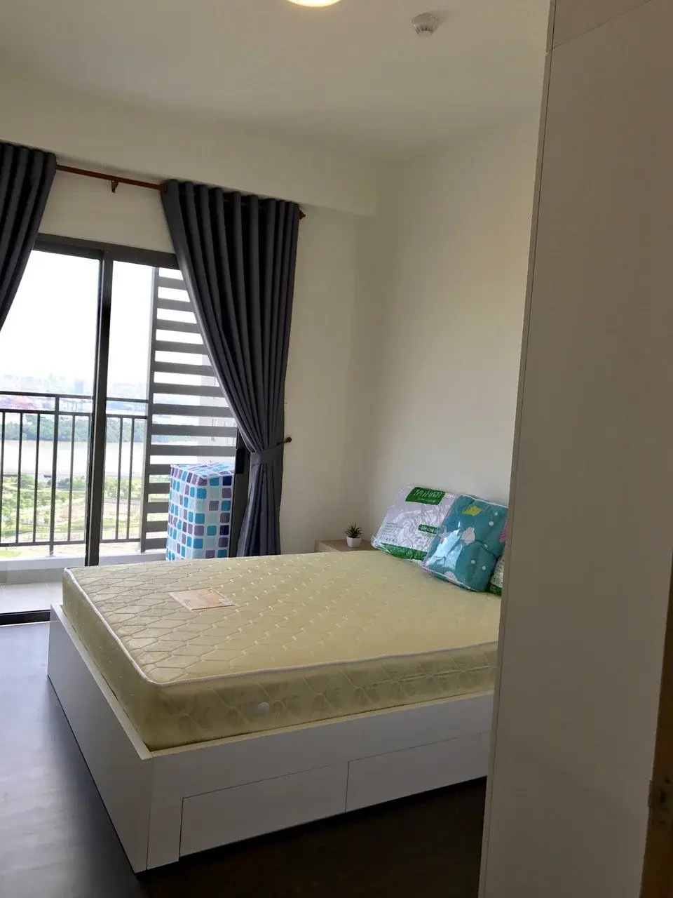 Chuyển nhượng căn 3pn giá 6,6 tỷ nội thất đầy đủ tầng cao view sông mát mẻ