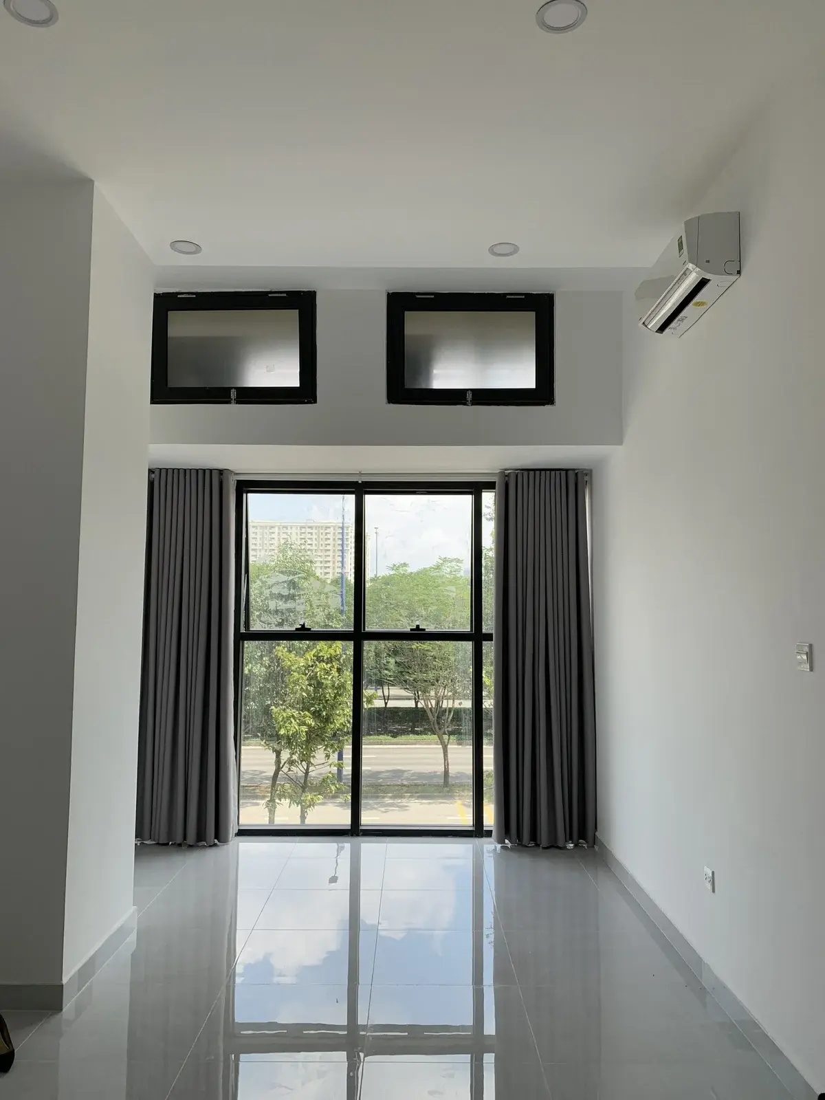 Cho thuê văn phòng 34m2 giá 8 triệu nội thất cơ bản sẵn 2 máy lạnh The Sun Avenue