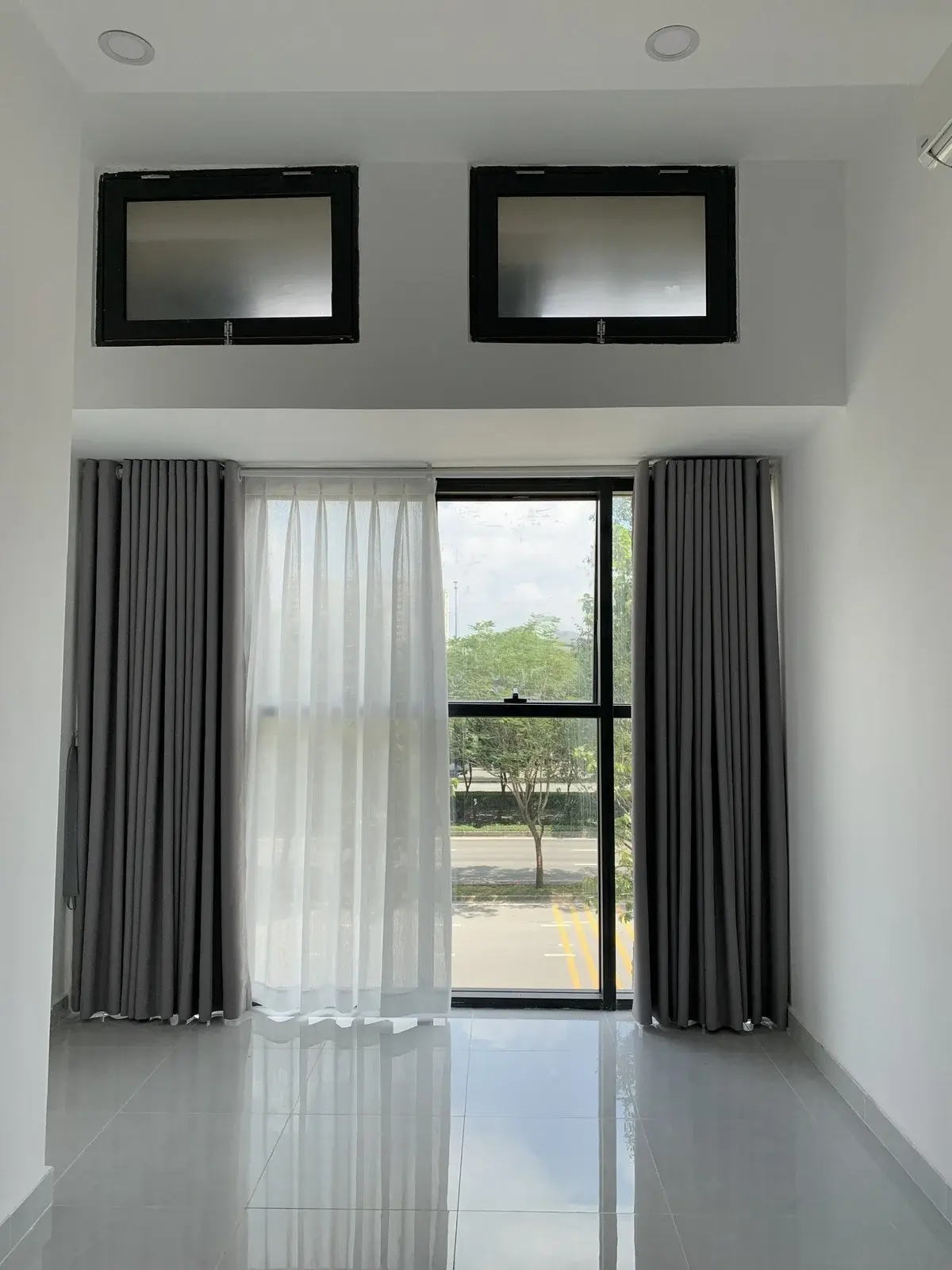 Cho thuê văn phòng 34m2 giá 8 triệu nội thất cơ bản sẵn 2 máy lạnh The Sun Avenue