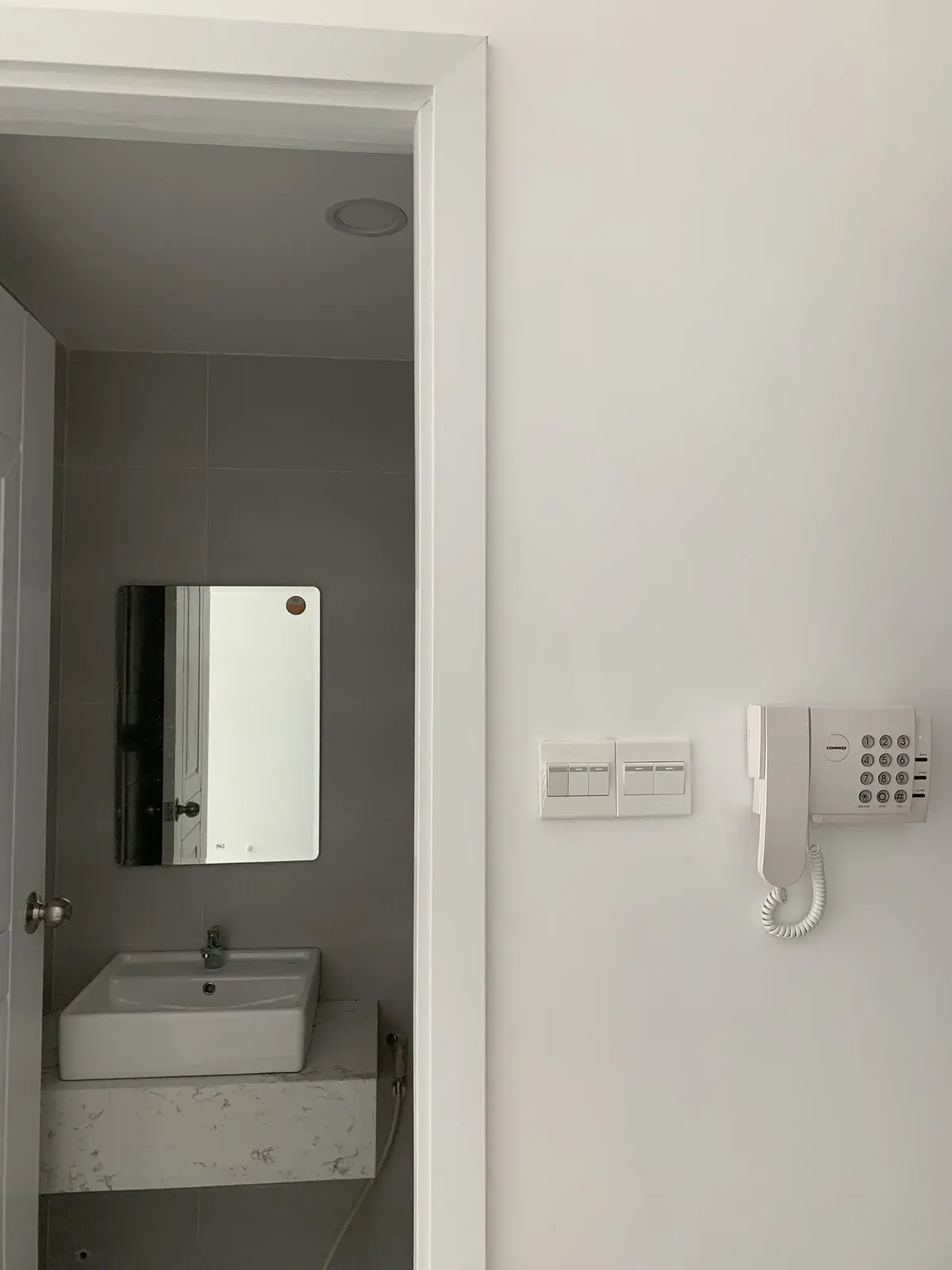 Cho thuê văn phòng 34m2 giá 8 triệu nội thất cơ bản sẵn 2 máy lạnh The Sun Avenue