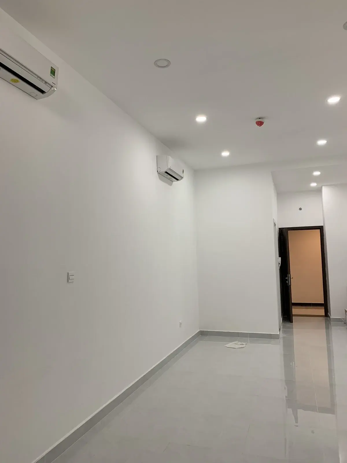 Cho thuê văn phòng 34m2 giá 8 triệu nội thất cơ bản sẵn 2 máy lạnh The Sun Avenue