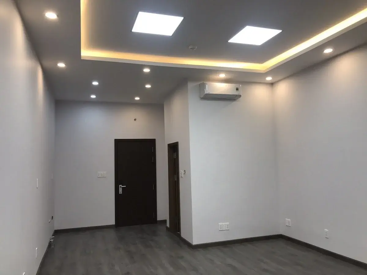 Cho thuê văn phòng full bàn ghế 12 triệu diện tích 44m2 tháp trung tâm thuận tiện