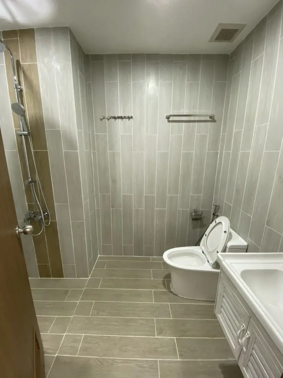 Cho thuê văn phòng full bàn ghế 12 triệu diện tích 44m2 tháp trung tâm thuận tiện