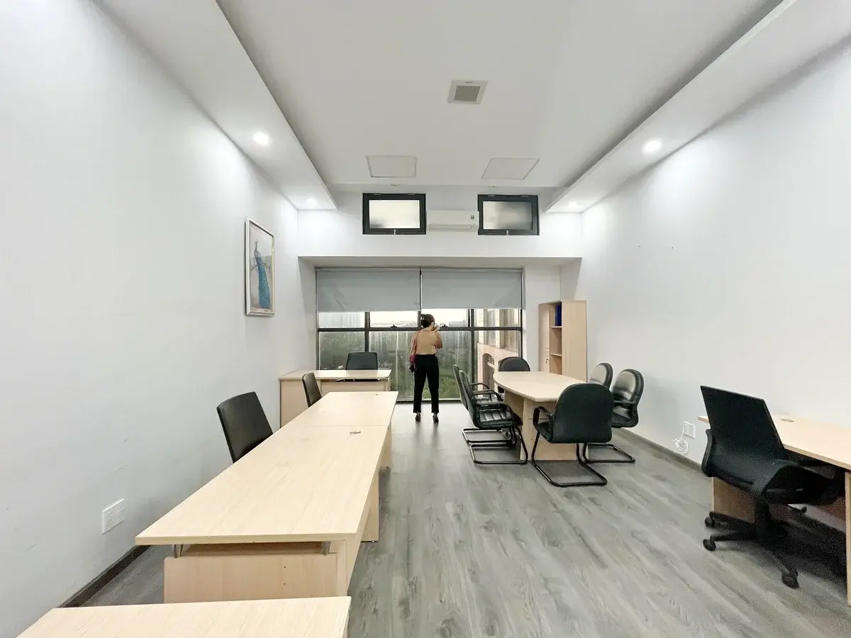 Cho thuê văn phòng full bàn ghế 12 triệu diện tích 44m2 tháp trung tâm thuận tiện