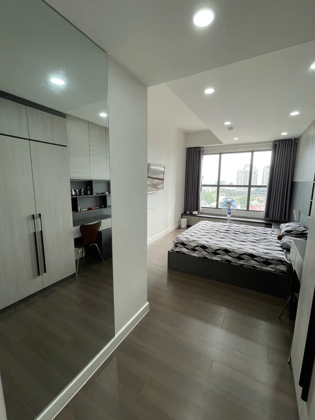 Bán căn 2 phòng ngủ giá TỐT 5 tỷ bao hết nội thất đầy đủ view sông mát mẻ