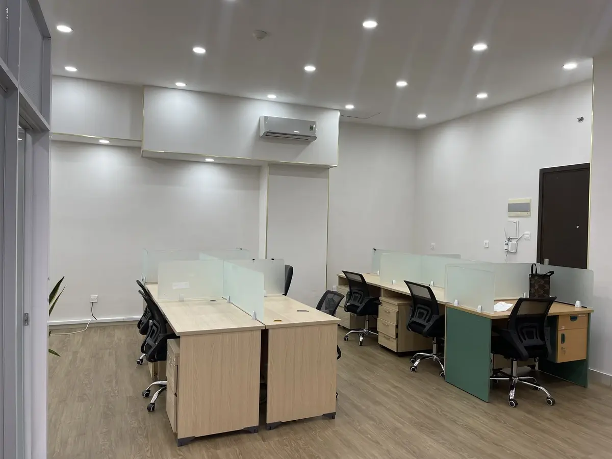 Văn phòng diện tích rộng 80m2 setup sẵn bàn ghế giá thuê 24,5 triệu bao phí