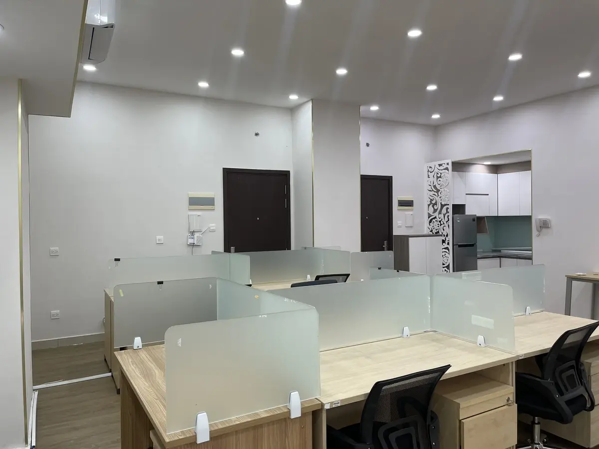Văn phòng diện tích rộng 80m2 setup sẵn bàn ghế giá thuê 24,5 triệu bao phí