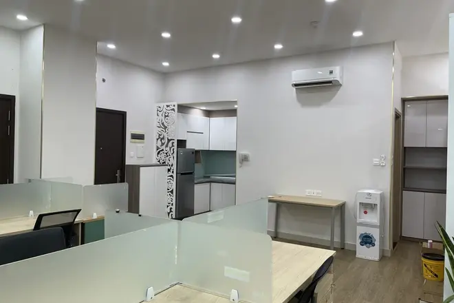 Văn phòng diện tích rộng 80m2 setup sẵn bàn ghế giá thuê 24,5 triệu bao phí