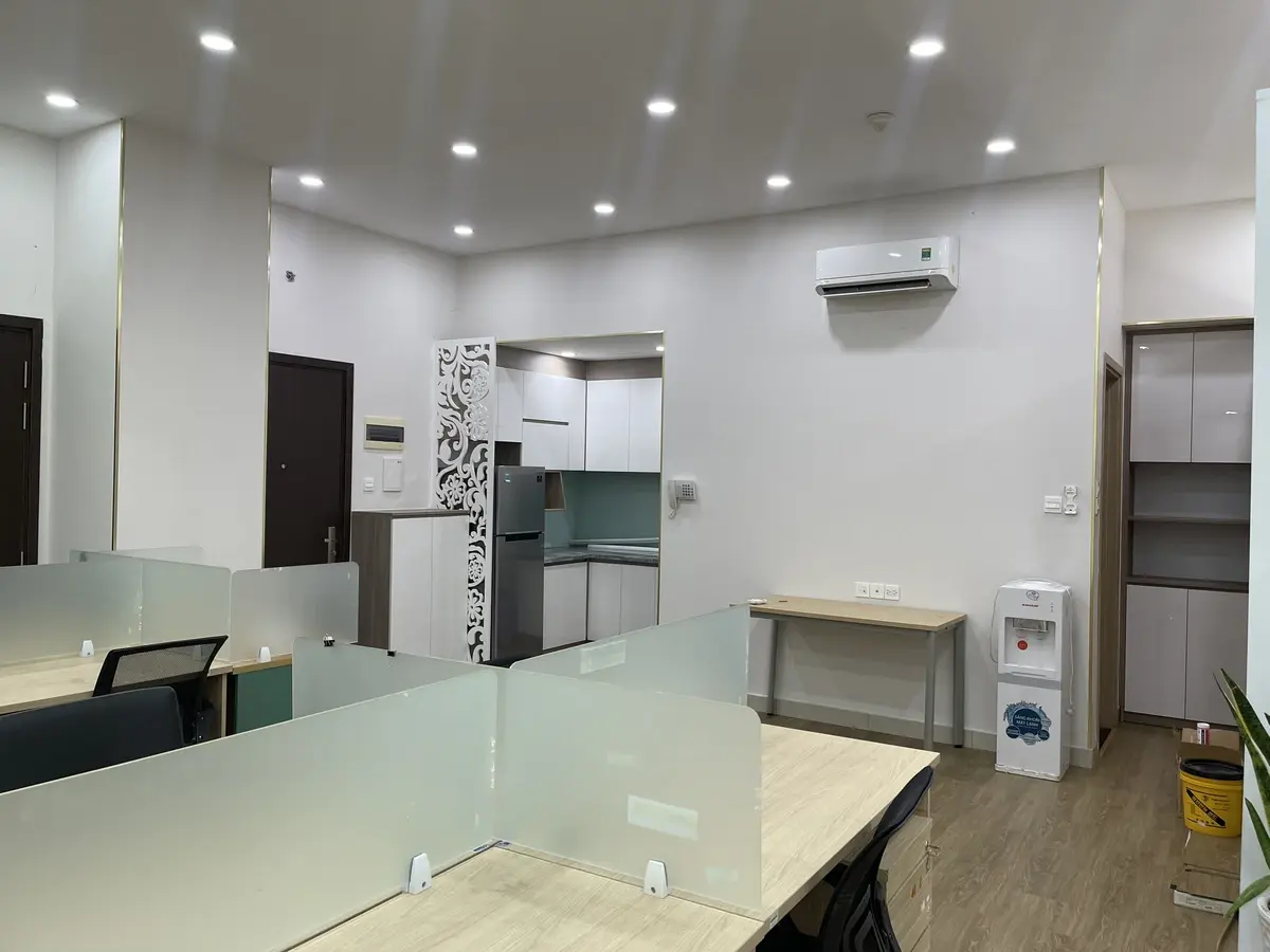 Văn phòng diện tích rộng 80m2 setup sẵn bàn ghế giá thuê 24,5 triệu bao phí