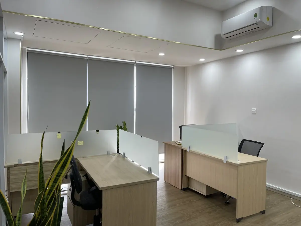 Văn phòng diện tích rộng 80m2 setup sẵn bàn ghế giá thuê 24,5 triệu bao phí