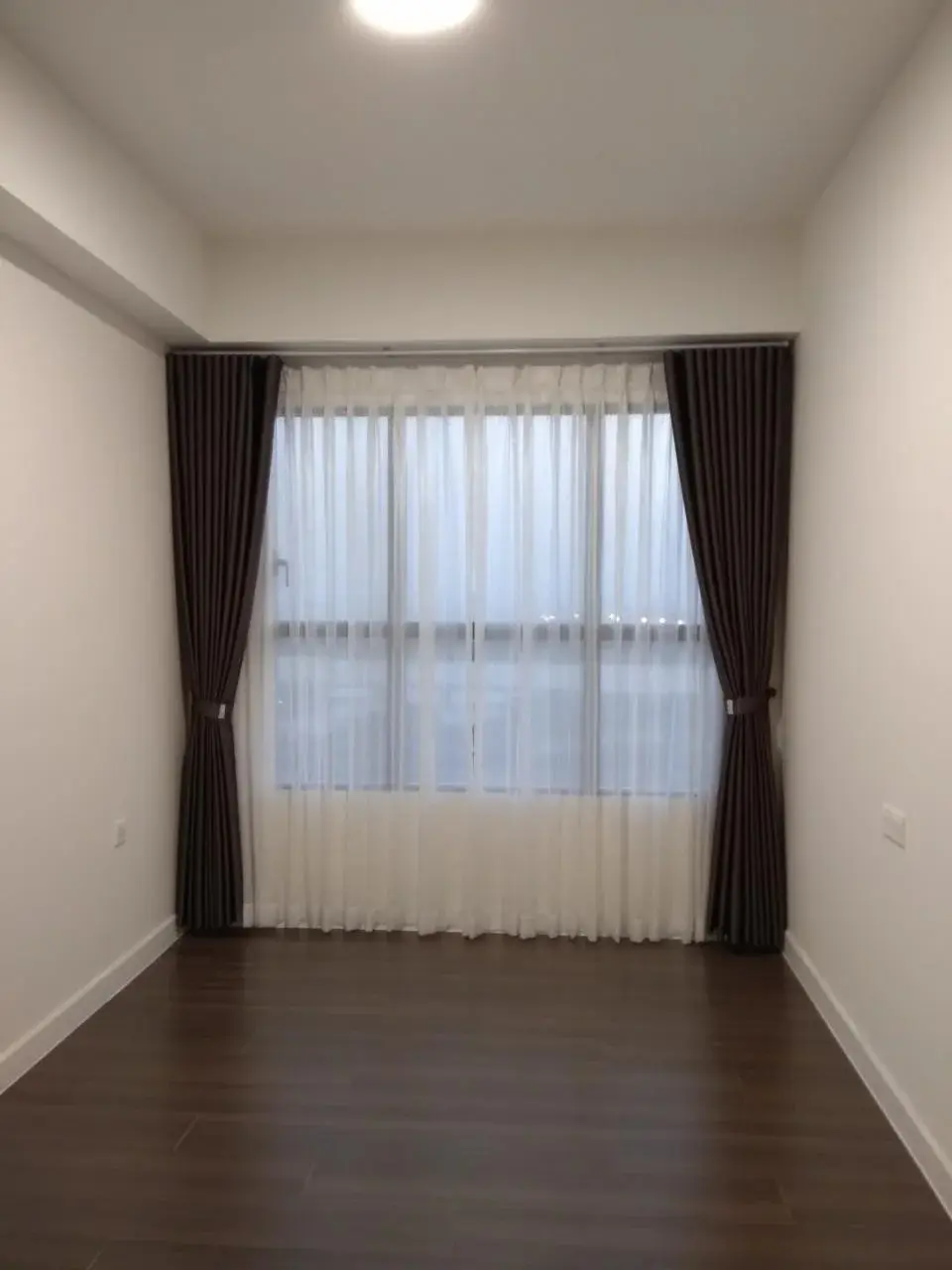 Cho thuê 2 phòng ngủ nội thất cơ bản giá 14 triệu ban công Tây Nam view sông