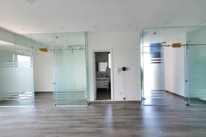 Văn phòng cho thuê giá 13,5 triệu thiết kế ngăn 2 phòng kính 56m2