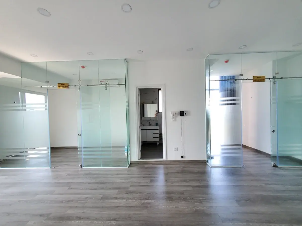 Văn phòng cho thuê giá 13,5 triệu thiết kế ngăn 2 phòng kính 56m2