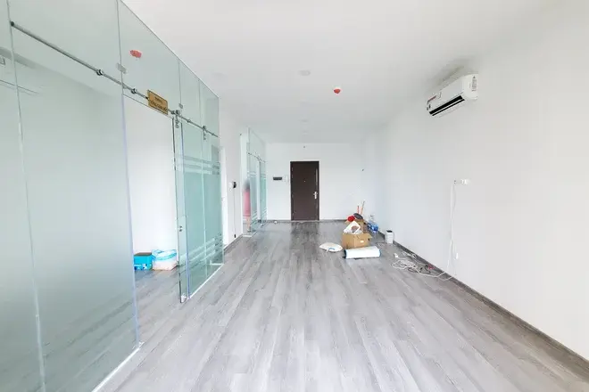 Văn phòng cho thuê giá 13,5 triệu thiết kế ngăn 2 phòng kính 56m2