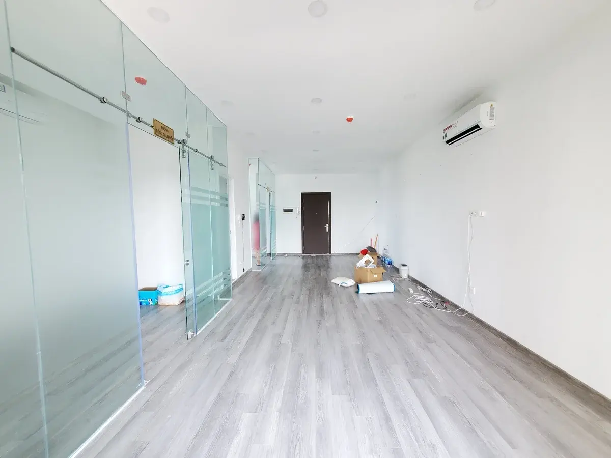 Văn phòng cho thuê giá 13,5 triệu thiết kế ngăn 2 phòng kính 56m2