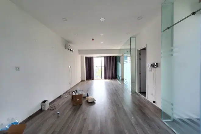 Văn phòng cho thuê giá 13,5 triệu thiết kế ngăn 2 phòng kính 56m2