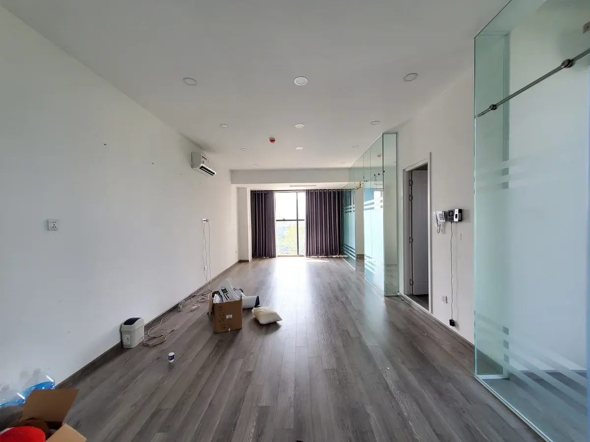 Văn phòng cho thuê giá 13,5 triệu thiết kế ngăn 2 phòng kính 56m2