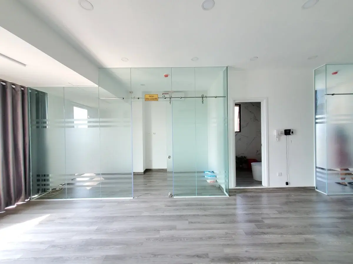 Văn phòng cho thuê giá 13,5 triệu thiết kế ngăn 2 phòng kính 56m2