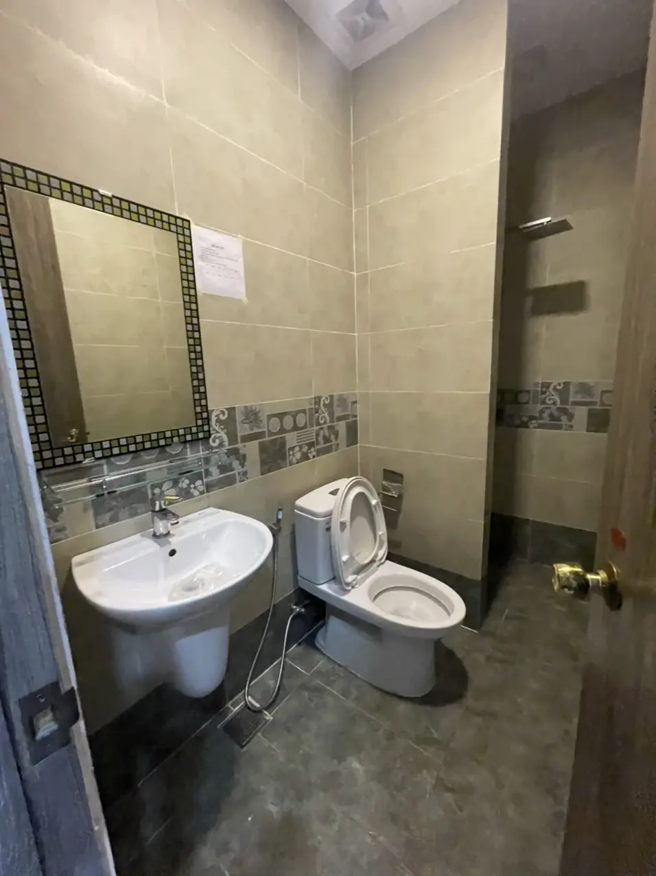 Cho Thuê Officetel 44m2 Nội Thất cơ bản có máy lạnh âm Trần The Sun Avenue