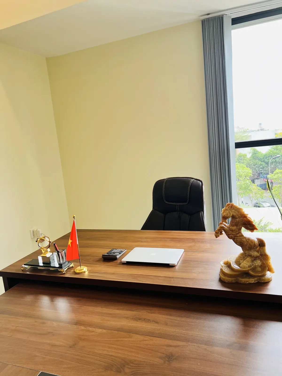 Cho thuê văn phòng tầm trung 45m2 giá 9,5 triệu/ tháng The Sun Avenue