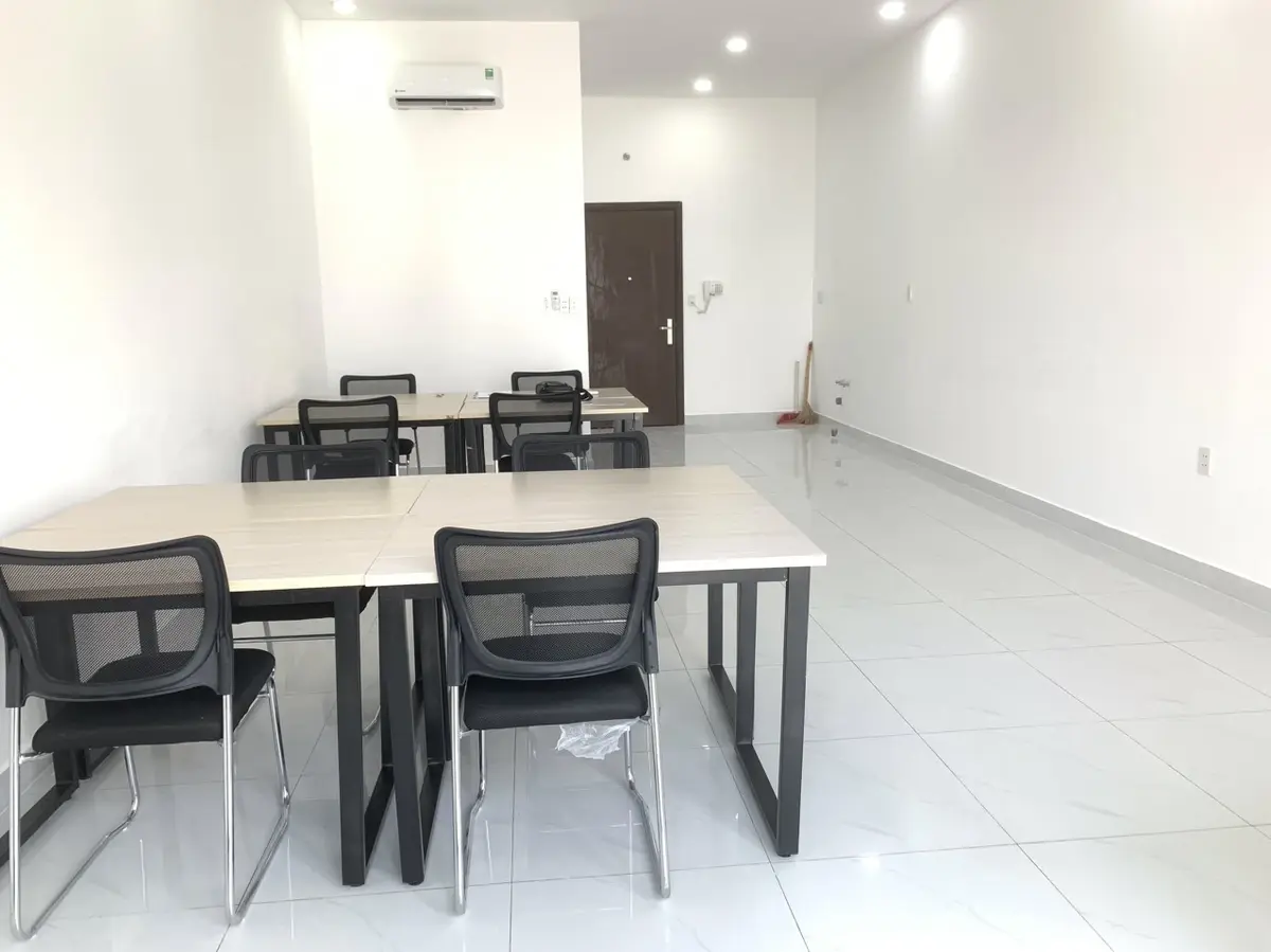 Cho thuê văn phòng 48m2 có sẵn bàn ghế giá 12 triệu/ tháng The Sun Avenue