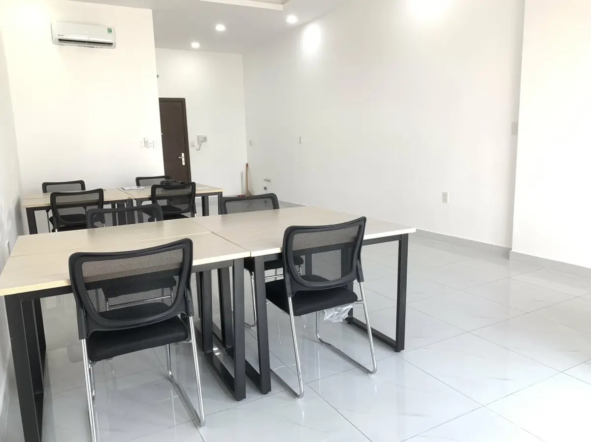 Cho thuê văn phòng 48m2 có sẵn bàn ghế giá 12 triệu/ tháng The Sun Avenue