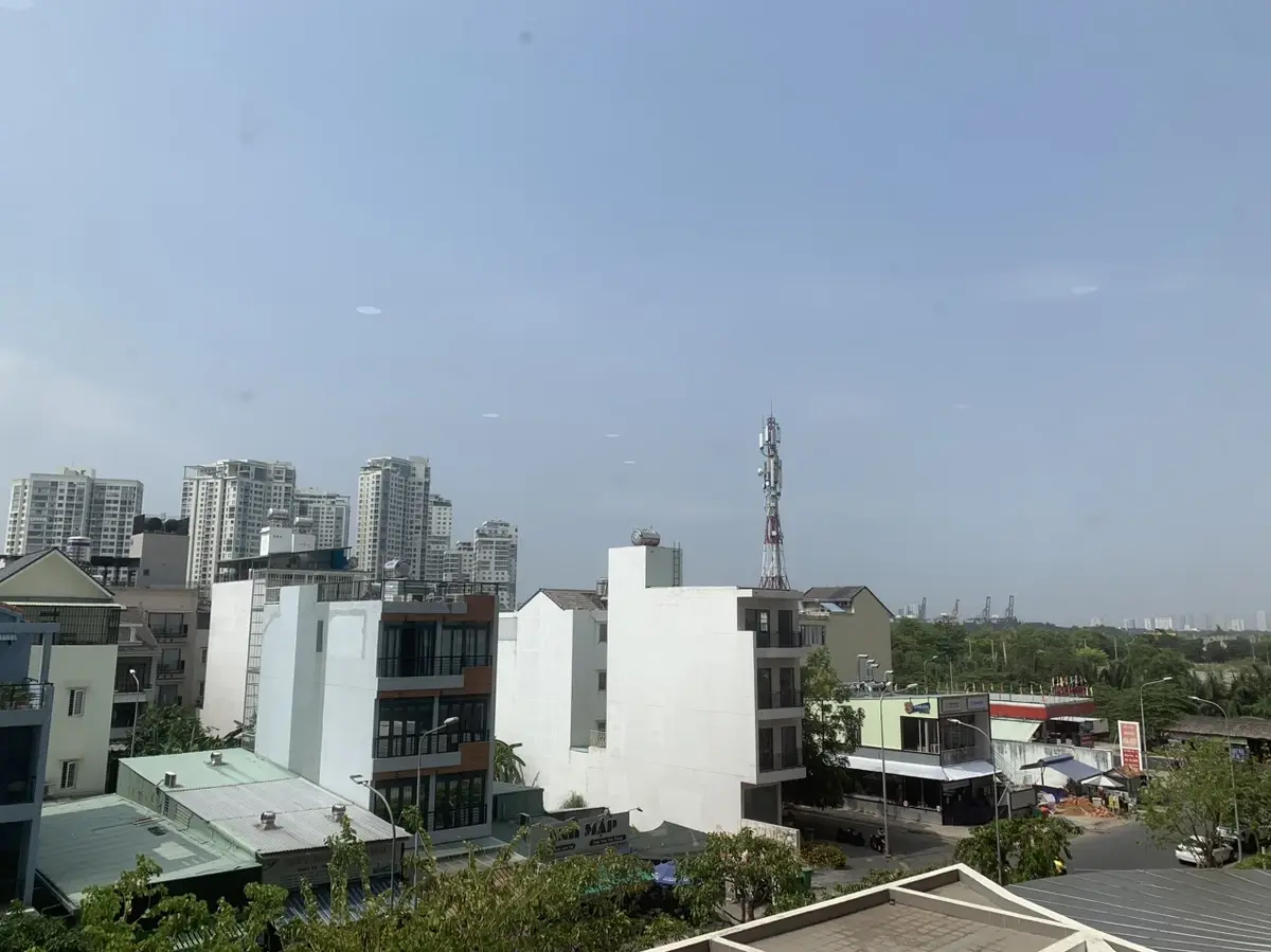 Cho thuê văn phòng 48m2 có sẵn bàn ghế giá 12 triệu/ tháng The Sun Avenue