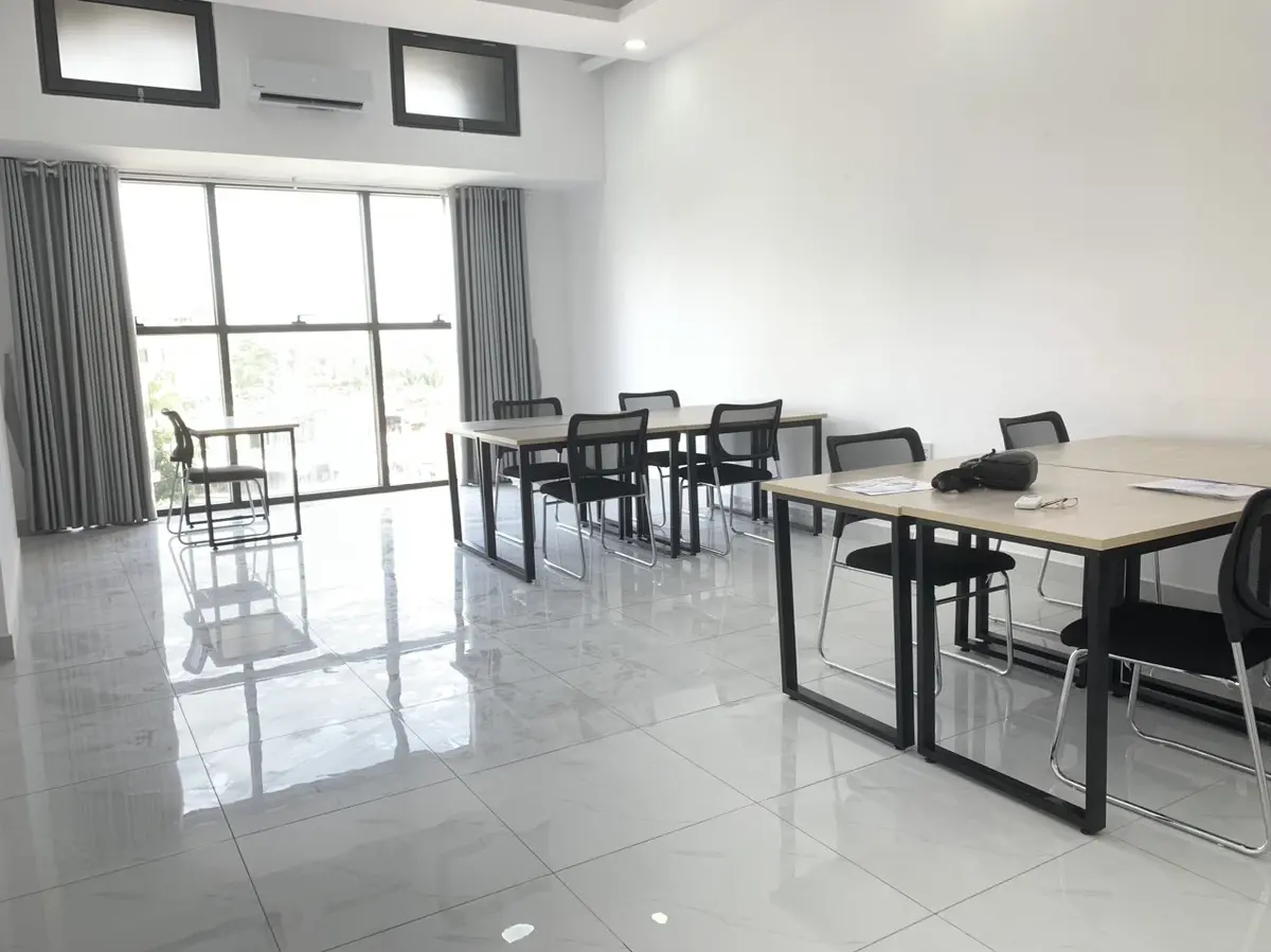 Cho thuê văn phòng 48m2 có sẵn bàn ghế giá 12 triệu/ tháng The Sun Avenue