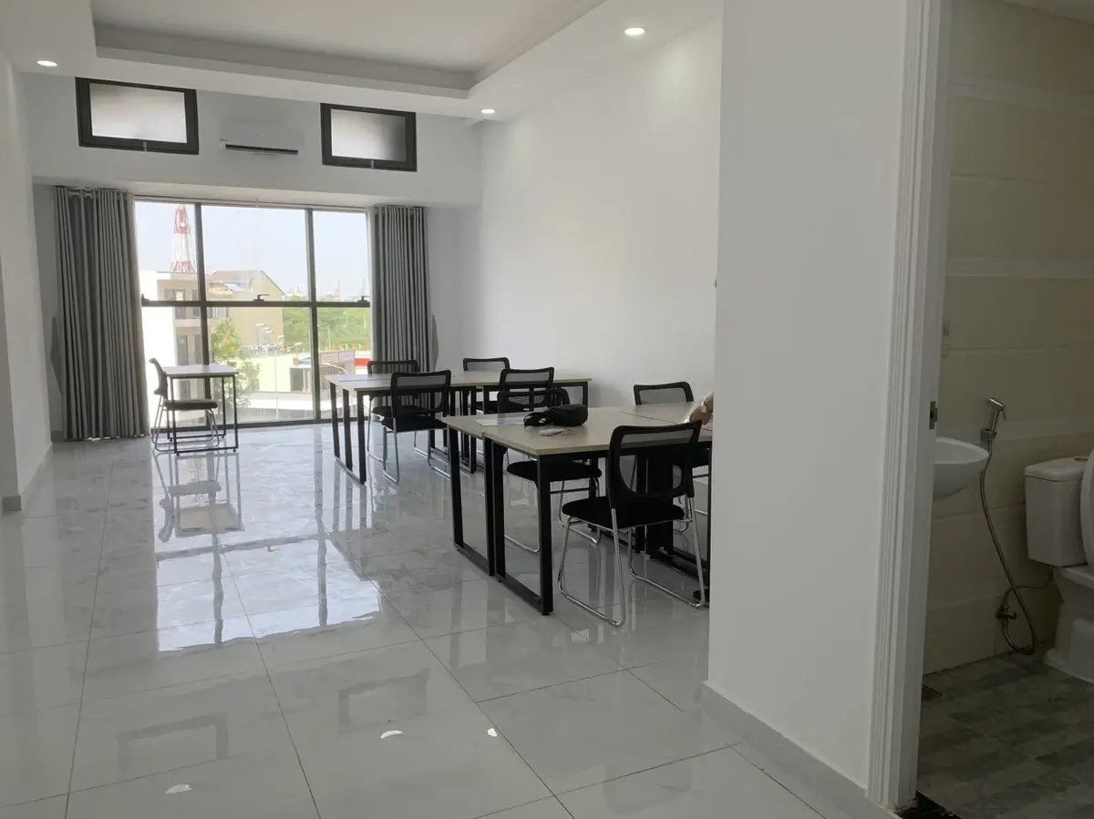 Cho thuê văn phòng 48m2 có sẵn bàn ghế giá 12 triệu/ tháng The Sun Avenue