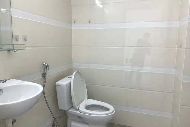 Cho thuê văn phòng 48m2 có sẵn bàn ghế giá 12 triệu/ tháng The Sun Avenue