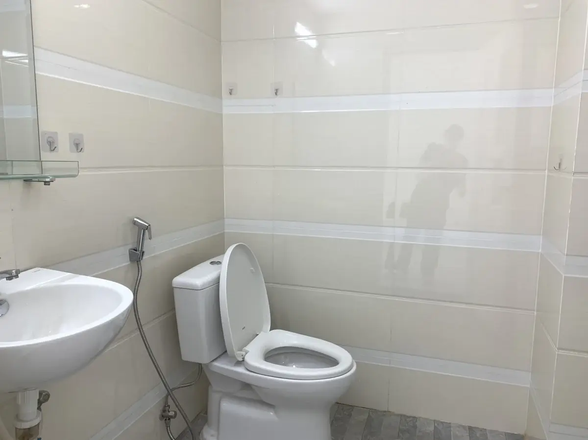 Cho thuê văn phòng 48m2 có sẵn bàn ghế giá 12 triệu/ tháng The Sun Avenue