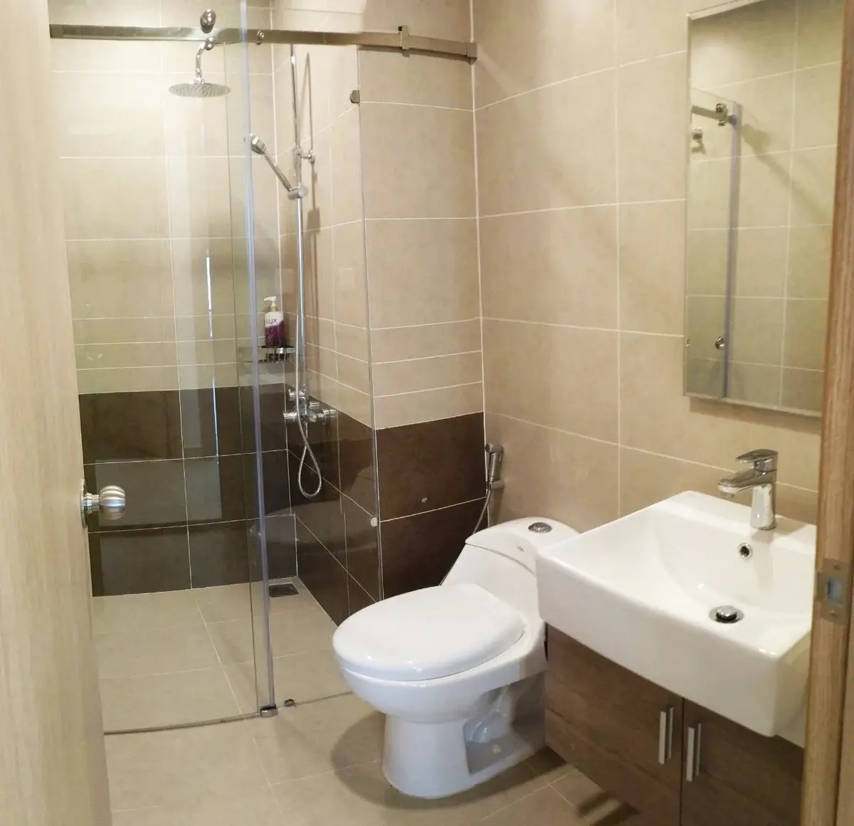 Chuyển nhượng căn 2pn nội thất đầy đủ giá 5,35 tỷ bao hết tầng cao view thoáng