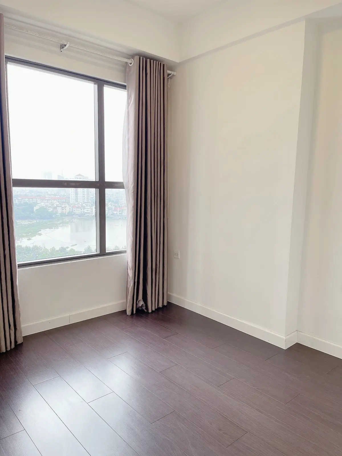 Bán căn hộ 3PN nội thất cơ bản 6,1 tỷ tầng cao view thoáng The Sun Avenue