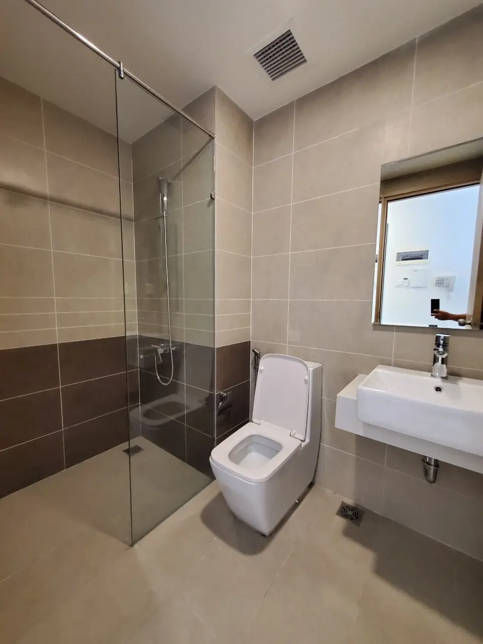 Căn hộ 1pn cho thuê nội thất cơ bản giá 10 triệu 37m2 view ngắm Landmark 81