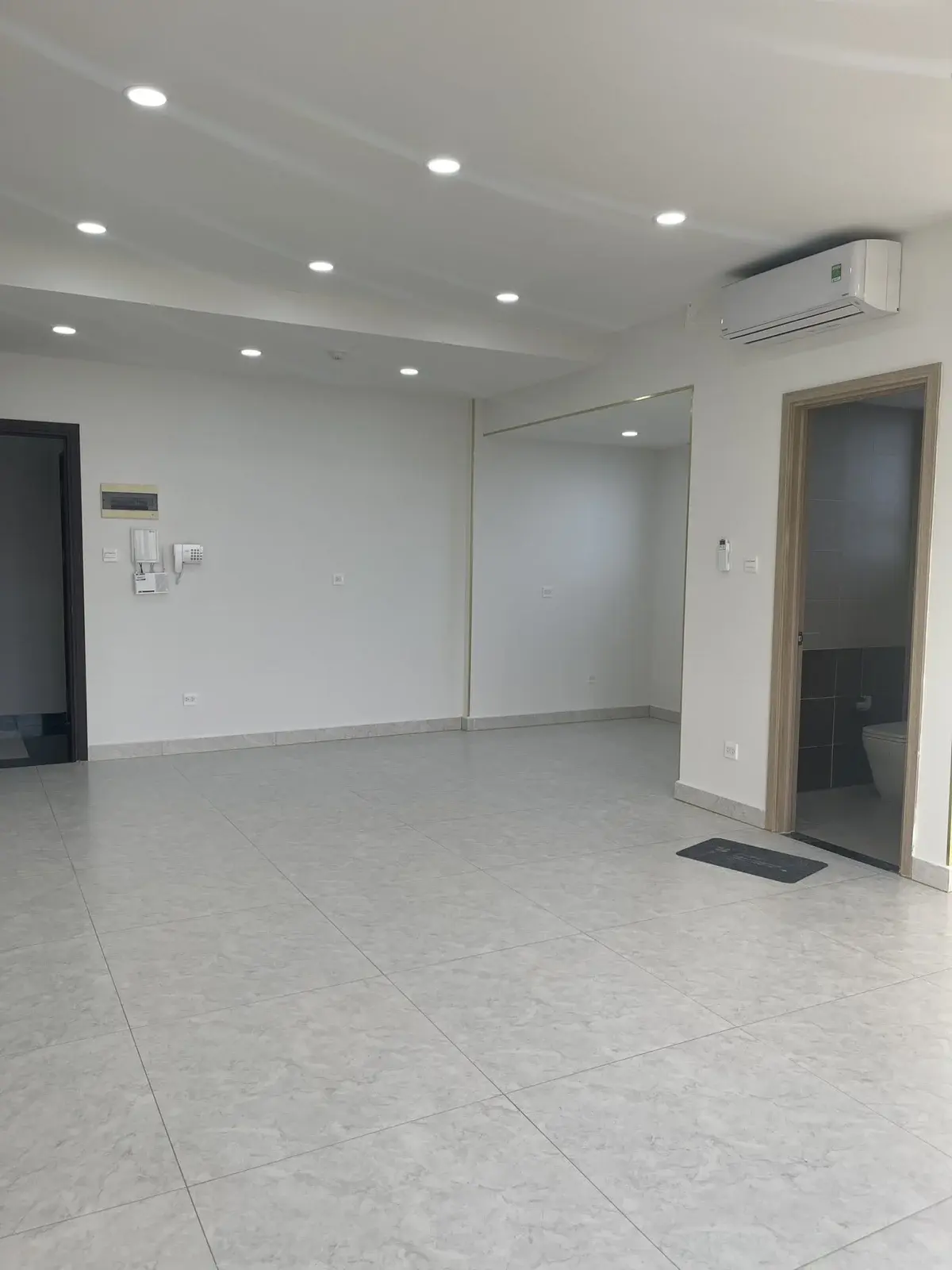 Chuyển nhượng văn phòng 51m2 có ban công căn góc 2,9 tỷ