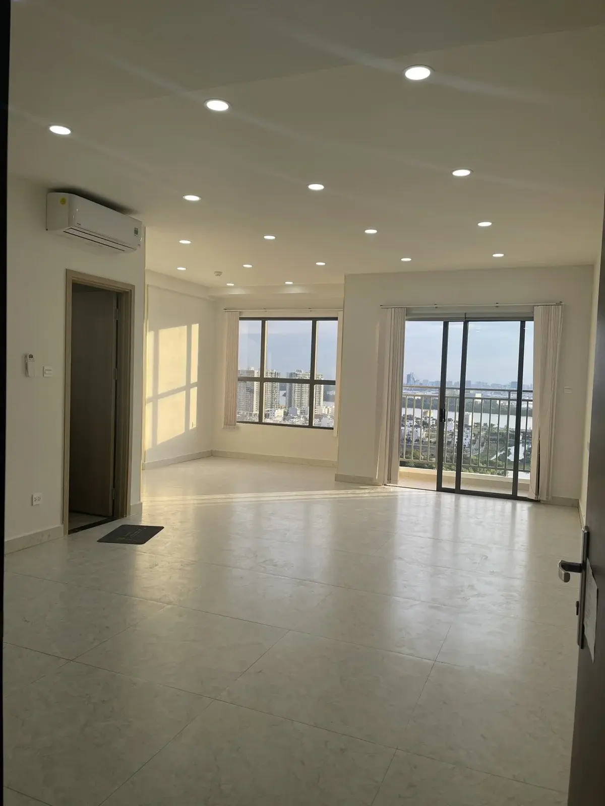 Văn phòng 51m2 có ban công giá 14 triệu/tháng view mát mẻ The Sun Avenue