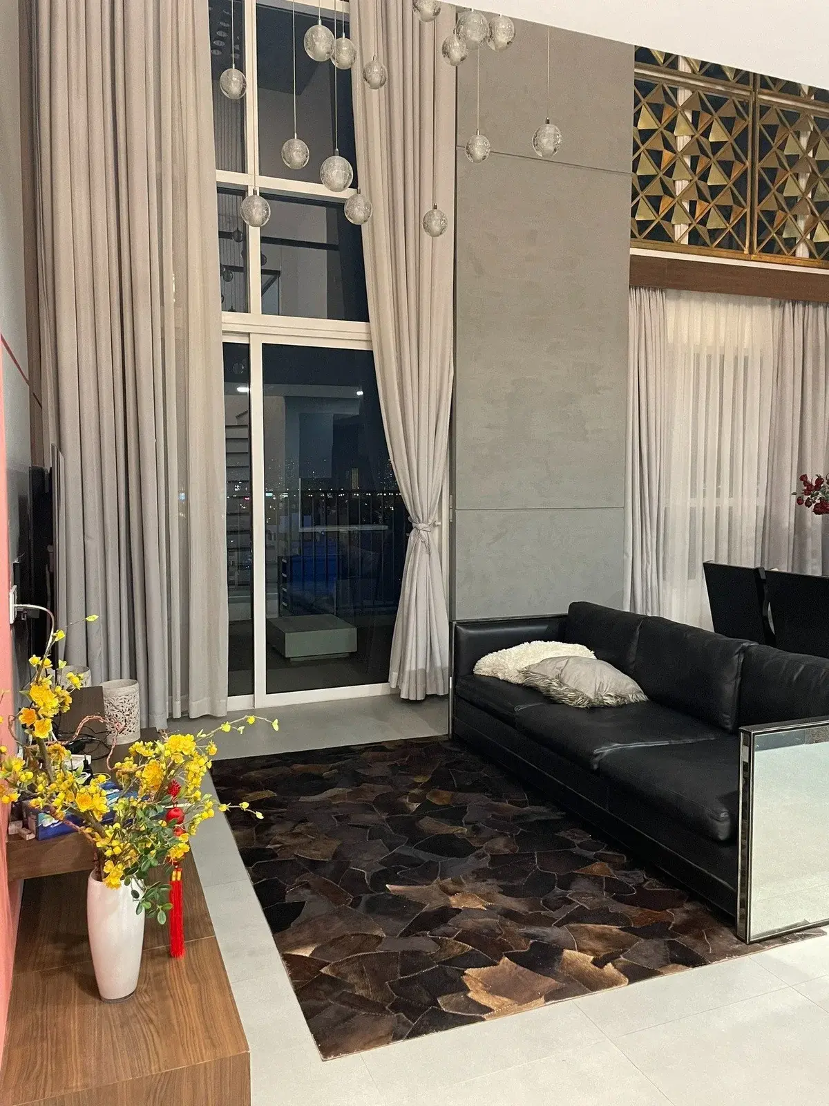 Bán căn hộ siêu đẹp giá 12 tỷ 155m2 cho 3 phòng ngủ có ban công rộng