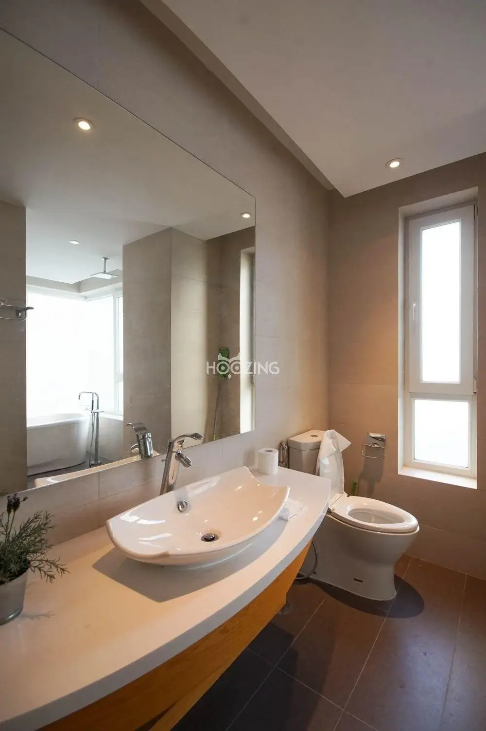 Bán căn hộ 2pn giá 10 tỷ Tháp T4 nhà đẹp ban công thoáng mát đã có sổ